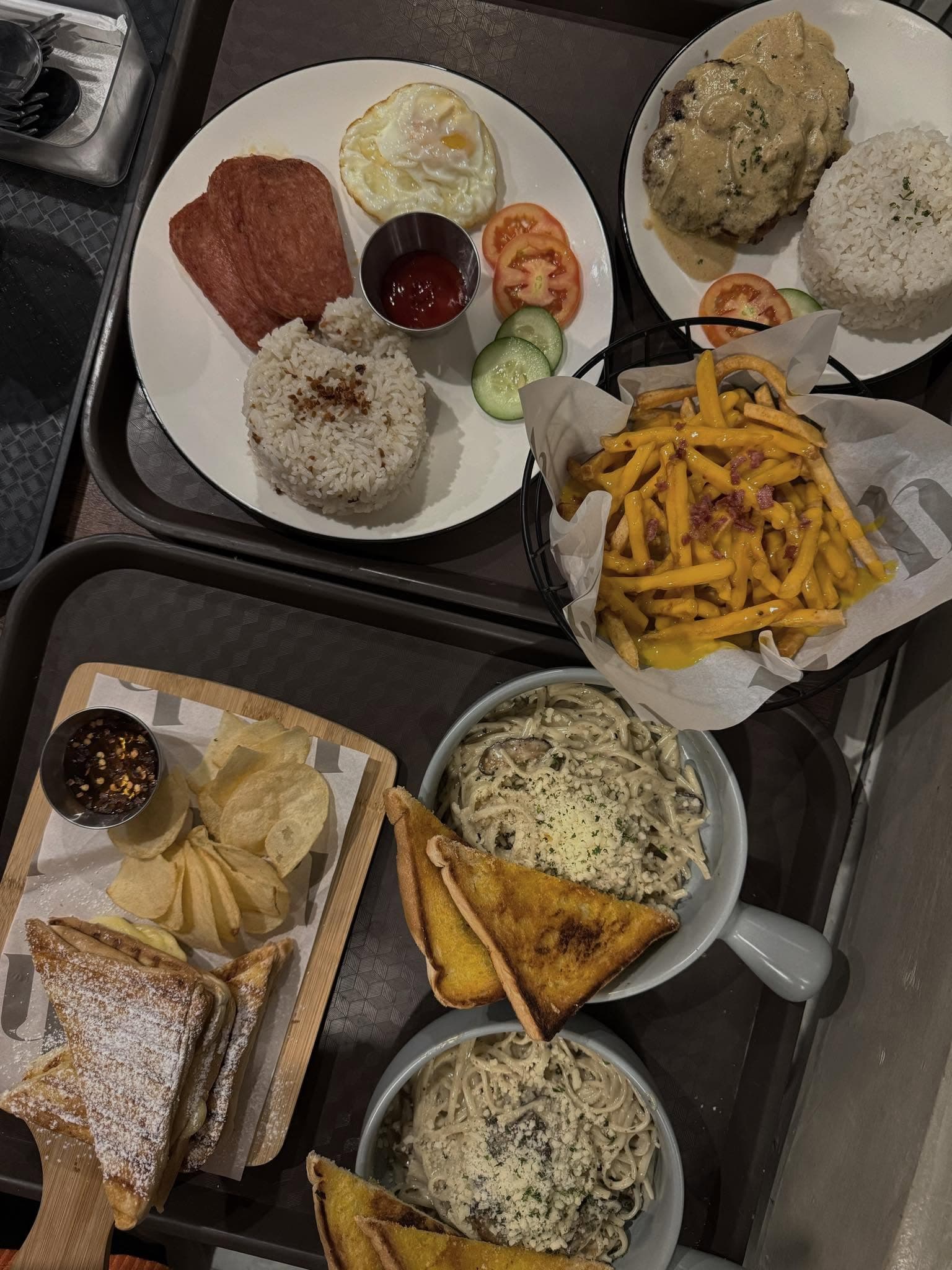 Late-night bites at H.aileys Cafe